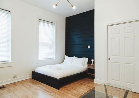 Modern Artistic Apartment Minutes From Downtown - LBG 0