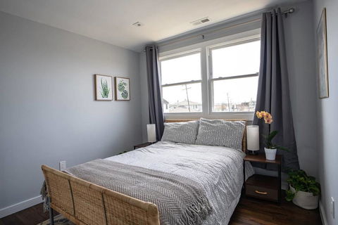 Modern Luxury Family Getaway Near Beach + Casinos - LBG 2