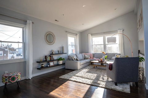 Modern Luxury Family Getaway Near Beach + Casinos - LBG 0