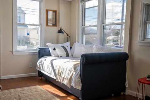 NEW 4BR In AC Quiet Island +Central Location - LBG 3