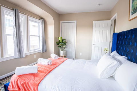 NEW 4BR In AC Quiet Island +Central Location - LBG 2