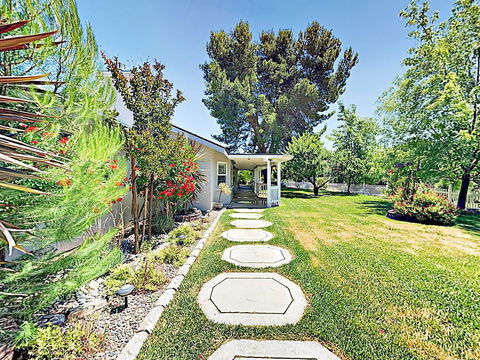 New Listing! Luxury Country Home, Near Downtown Home - LBG 3