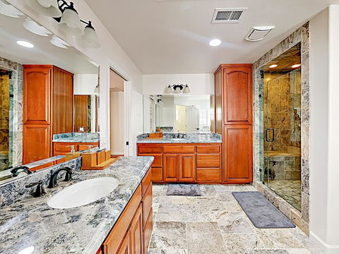 New Listing! Luxury Country Home, Near Downtown Home - LBG 1