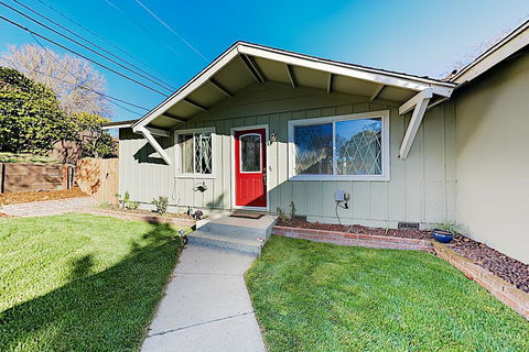 New Listing! Updated Home W/ Big Yard, Near Town Home - LBG 3