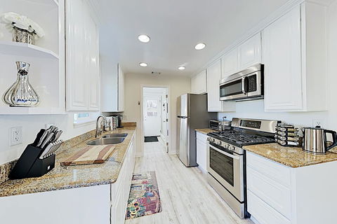 New Listing! Updated Home W/ Big Yard, Near Town Home - LBG 1