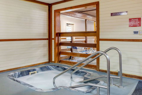 Quality Inn & Suites - LBG 1