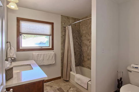 Spacious And Cozy Home In Boyne Falls - LBG 3