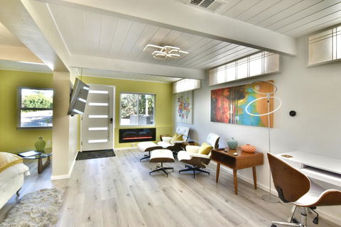 Total Privacy & Full Kitchen In Mid Century In-Law - LBG 0