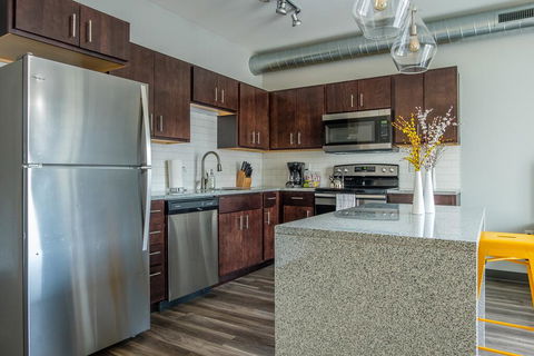 Updated And Contemporary 2BR - LBG 1