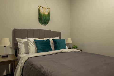 Updated And Contemporary 2BR - LBG 2