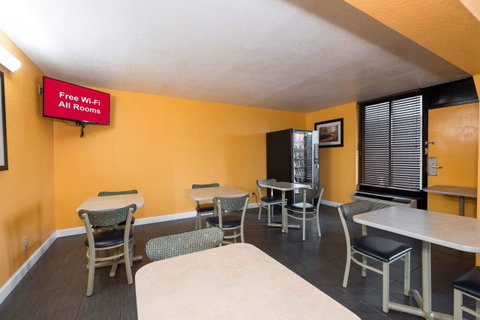 Red Roof Inn Mobile - Midtown - LBG 24