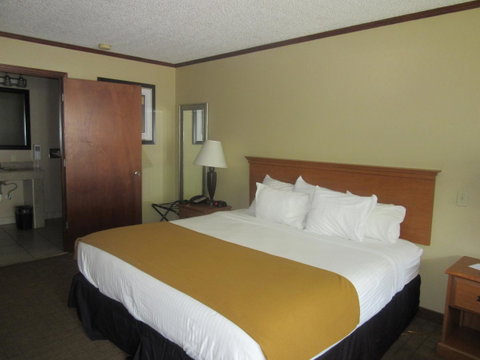 Riviera Inn - LBG 18