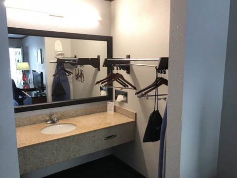 Riviera Inn - LBG 8