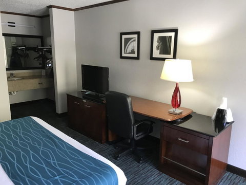 Riviera Inn - LBG 7