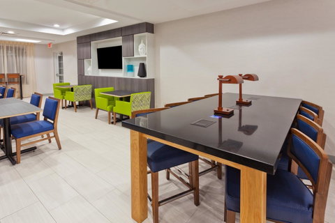 Holiday Inn Express Hotel & Suites Dothan North - LBG 12