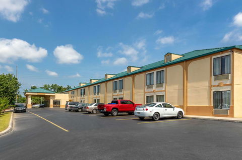 Quality Inn Auburn Campus Area I-85 - LBG 17