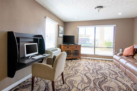 Econo Lodge Auburn Near University - LBG 32