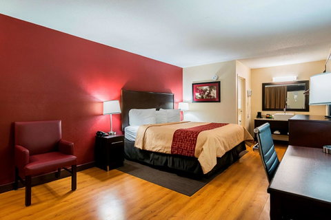 Red Roof Inn PLUS+ Huntsville â€“ Madison - LBG 8