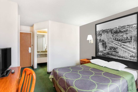 Super 8 By Wyndham Athens - LBG 19