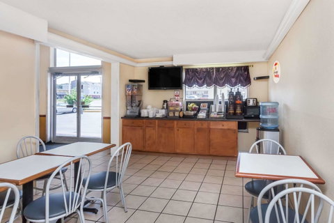Super 8 By Wyndham Athens - LBG 24