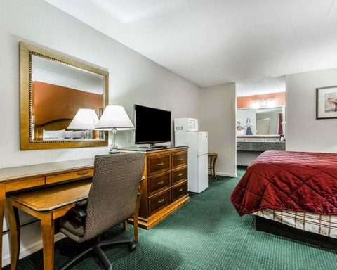 Econo Lodge Inn & Suites Enterprise - LBG 7