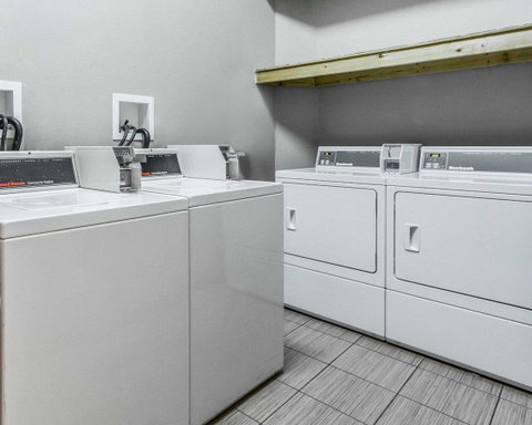 Econo Lodge Inn & Suites Enterprise - LBG 8