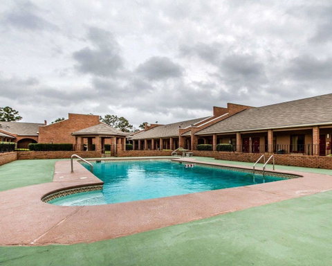 Econo Lodge Inn & Suites Enterprise - LBG 17