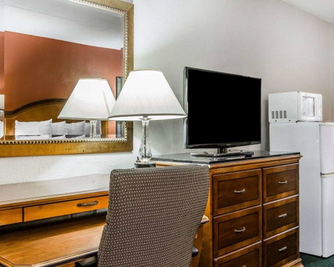 Econo Lodge Inn & Suites Enterprise - LBG 23