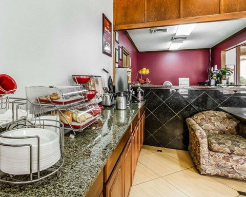 Econo Lodge Inn & Suites Enterprise - LBG 15