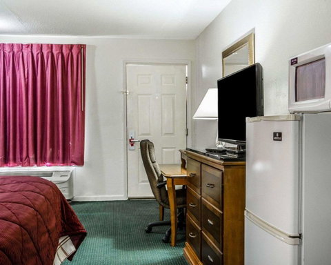 Econo Lodge Inn & Suites Enterprise - LBG 5
