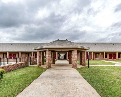 Econo Lodge Inn & Suites Enterprise - LBG 18