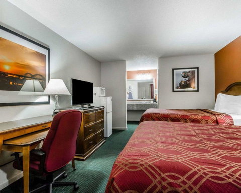 Econo Lodge Inn & Suites Enterprise - LBG 19