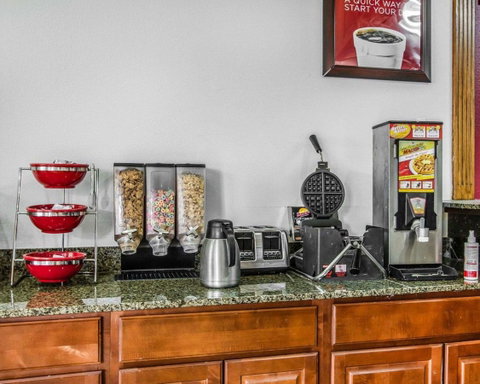Econo Lodge Inn & Suites Enterprise - LBG 16