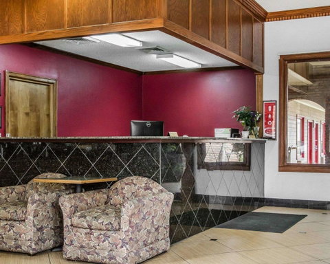Econo Lodge Inn & Suites Enterprise - LBG 21