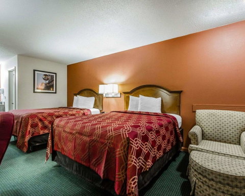 Econo Lodge Inn & Suites Enterprise - LBG 22