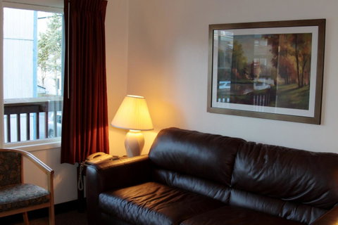 The Driftwood Hotel - LBG 8