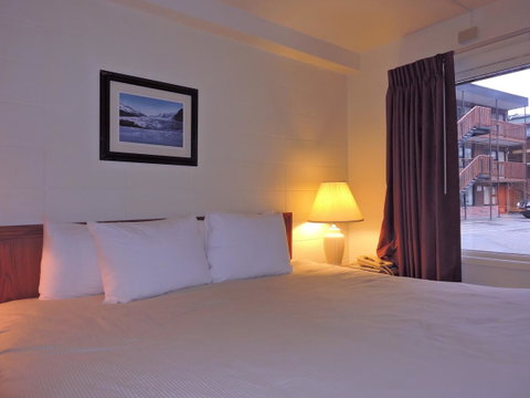 The Driftwood Hotel - LBG 6