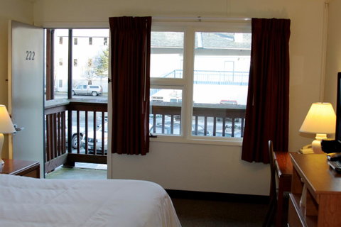 The Driftwood Hotel - LBG 7