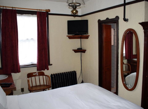 Alaskan Hotel And Bar - LBG 12