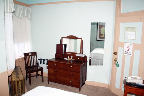 Alaskan Hotel And Bar - LBG 8