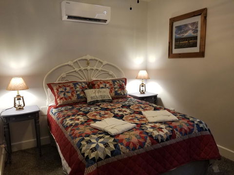 Flatbed Ford Bed And Breakfast - LBG 37