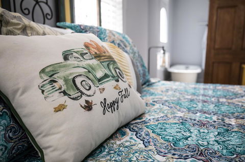Flatbed Ford Bed And Breakfast - LBG 27