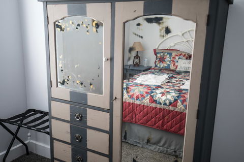Flatbed Ford Bed And Breakfast - LBG 21