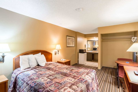 Wildcat Inn University - LBG 17