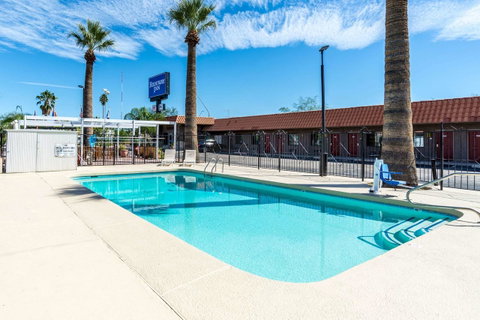 Wildcat Inn University - LBG 19