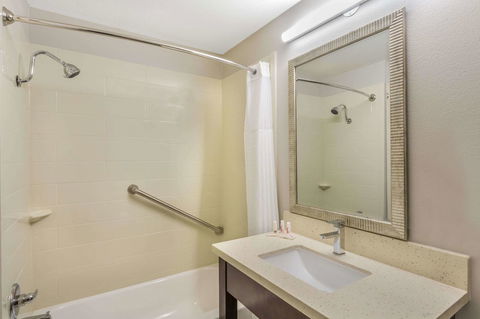 Comfort Inn & Suites - LBG 9