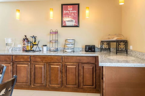 Econo Lodge Inn & Suites North Little Rock - LBG 28