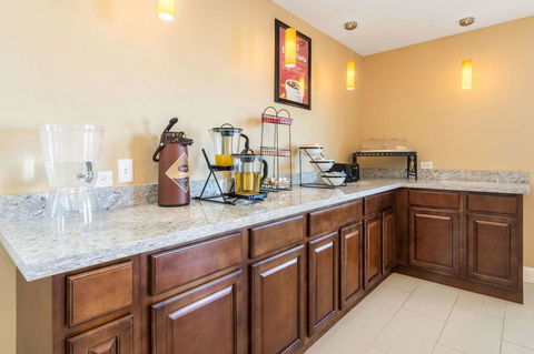 Econo Lodge Inn & Suites North Little Rock - LBG 4