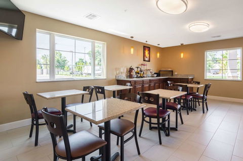 Econo Lodge Inn & Suites North Little Rock - LBG 21