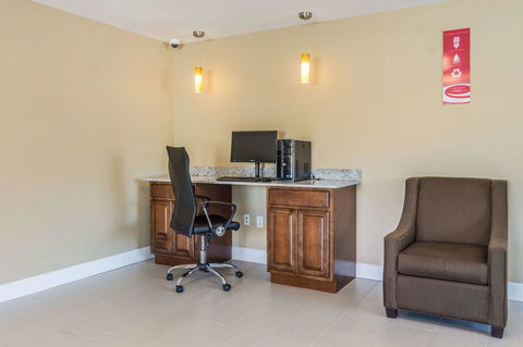 Econo Lodge Inn & Suites North Little Rock - LBG 14